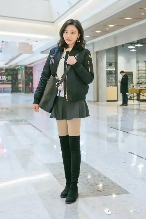 短发,水桶包,短款飞行服,短款百褶裙,过膝长靴;帅气靓丽又干净利落.