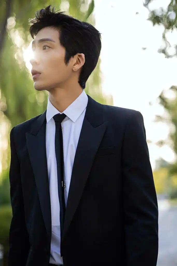 井柏然黑色西装白衬衫绅士经典 街头漫步余晖斑驳氛围感十足