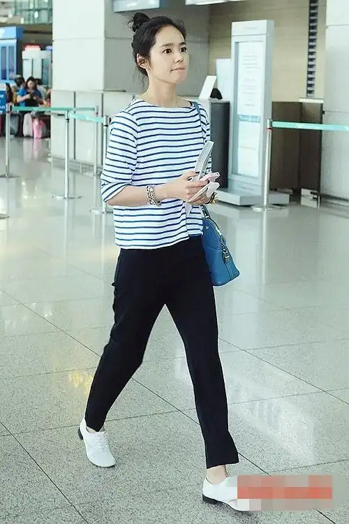 韩剧《太阳的后裔》中,宋仲基和晋九也穿上了"cp款"条纹衫,搭配牛仔裤