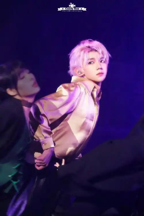 王源粉色双辫##王源看到了穿婚纱来的粉丝