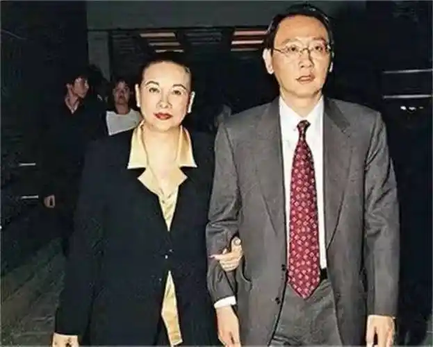 回顾:他卖窗帘赚5亿娶女明星建豪宅,56岁去世,留给儿子几百套房