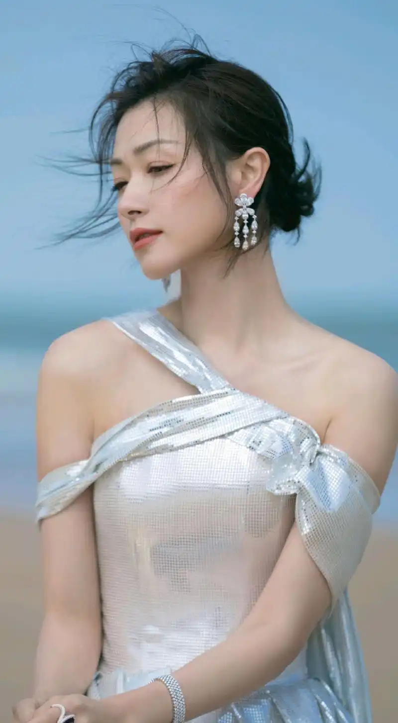 气质女神万茜高清写真,国色天姿,风华绝代