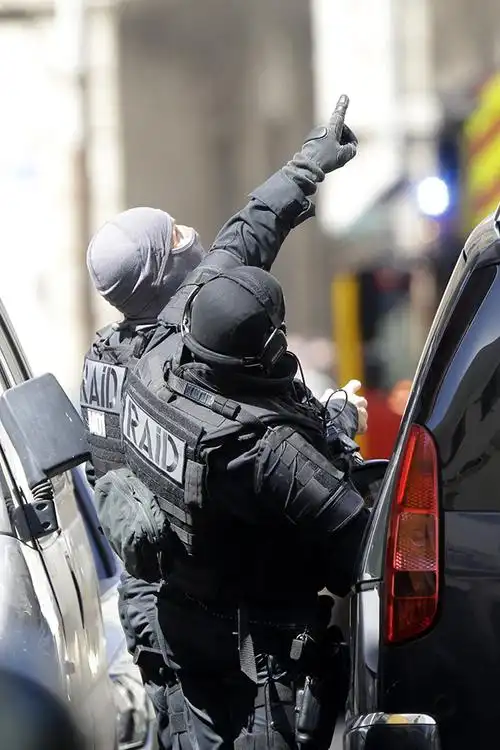 4月18日,在法国马赛,特警指向一栋楼房.新华社/美联