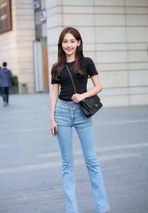 蓝色衣服配黑色裤子配不配上衣蓝色上衣搭配黑色裤子比较好看,显得