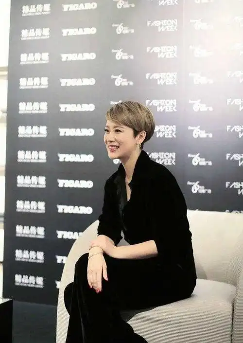 海清换了新发型真时髦,穿黑色连体裤故意解开扣子,意外高级大气