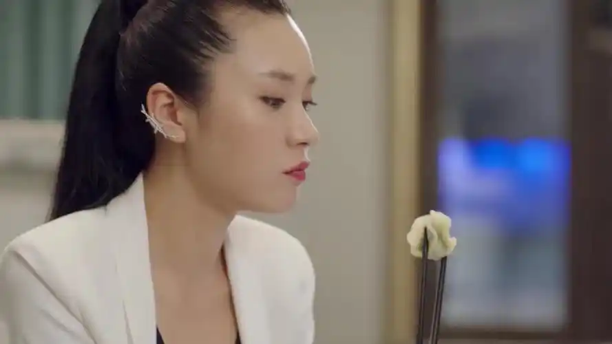 小幸福凯特和莱托说起德顺的事而凯特吃了莱托的饺子很是感伤