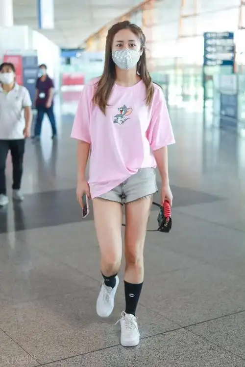 有多少女明星,都爱上了这样的牛仔短裤,夏天这样穿,太吸睛了