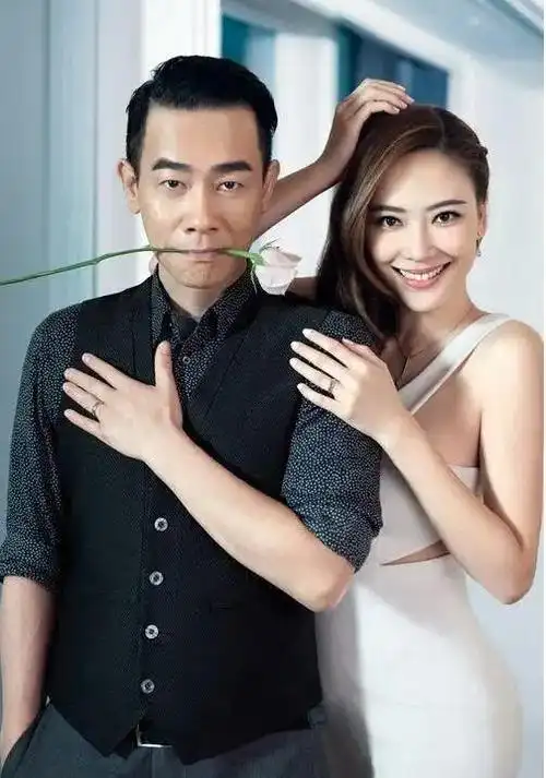 陈小春的幸福生活:与16岁娇妻国外享豪华别墅,游泳池,笑容洋溢幸福!