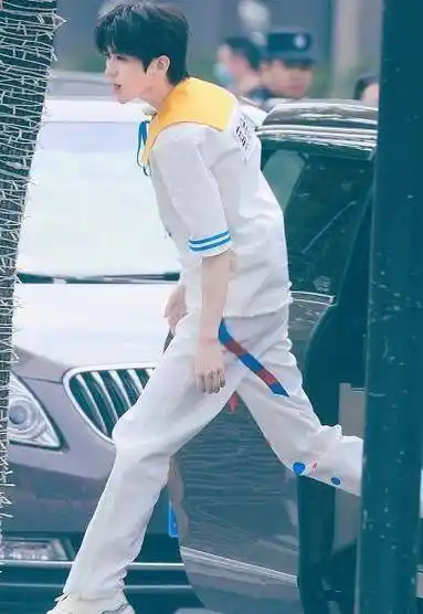 原创蔡徐坤穿童装录跑男有谁注意他脖子上戴的啥差点以为是围嘴