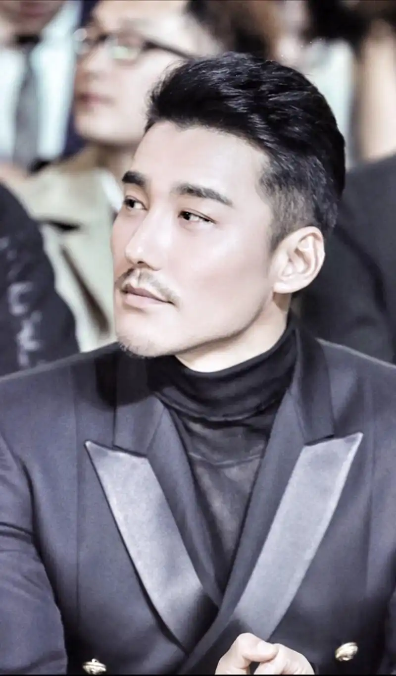 胡兵获时尚领袖演员奖 再登"全球最佳着装男士"top50榜