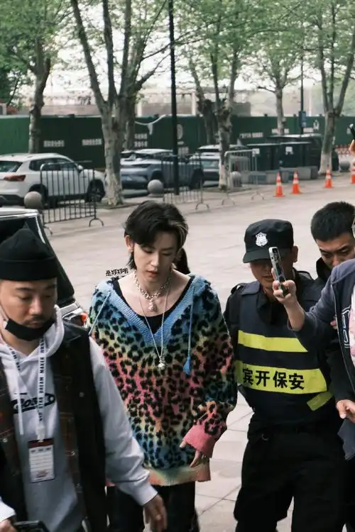 小鬼王琳凯说唱梦工厂#  几张今天的上班图~小豹纹小锁骨真白真性