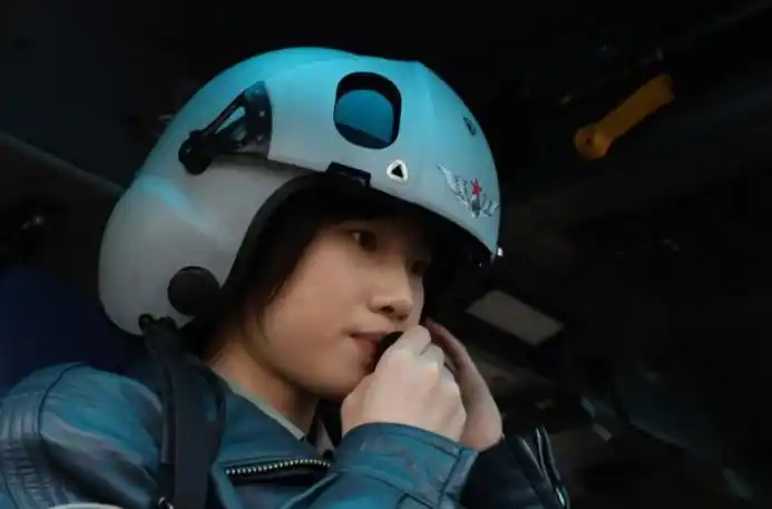 95后最美女飞行员徐枫灿,颜值与实力并存,驾驶飞机又飒又美