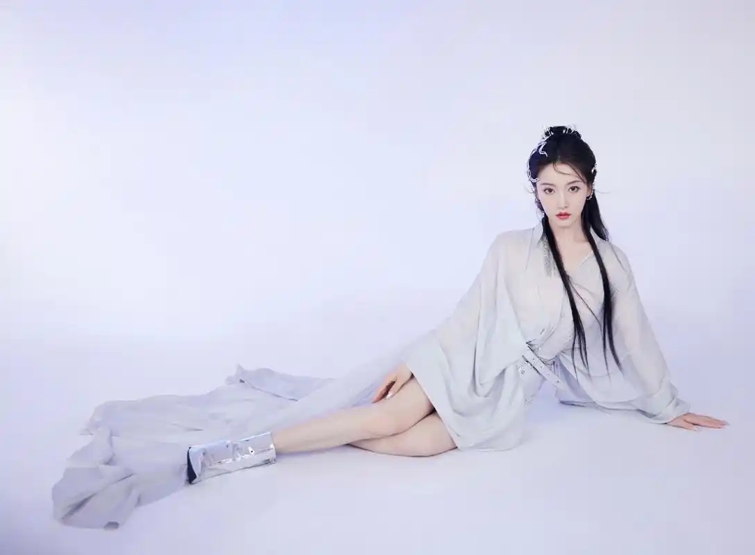 古风新嫦娥#姜贞羽# 貌似天仙,身材高挑丰腴,白皙水嫩的大长腿,性感