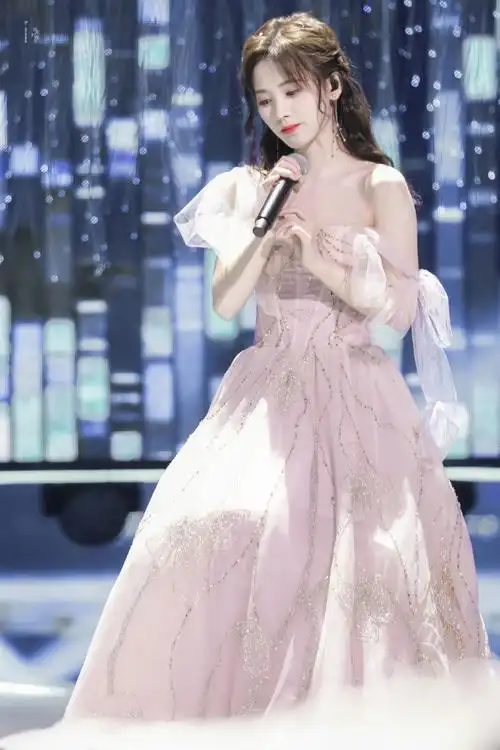 鞠婧祎衣服吊带断了