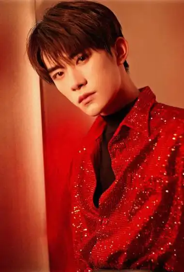 简介:易烊千玺新年喜庆帅气写真图片,分享一组易烊千玺图片给大家,图