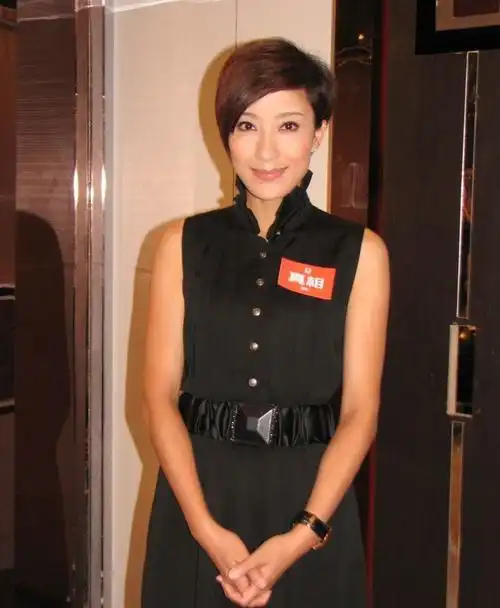 杨怡,风韵犹存的她,从礼仪小姐做起,是tvb里一个励志传奇!