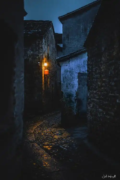 古镇雨夜