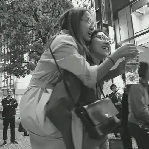 她歌美人靓与女友公开出柜随后又被颓废男掰直