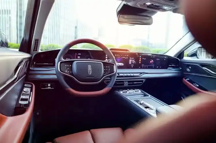 升级的sync 智行互联系统,因为有了超长大屏,系统可以实现分屏,全屏