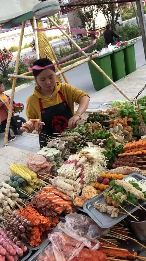 如果有好的条件谁又愿意摆地摊呢,如今一个摊子养活一家人