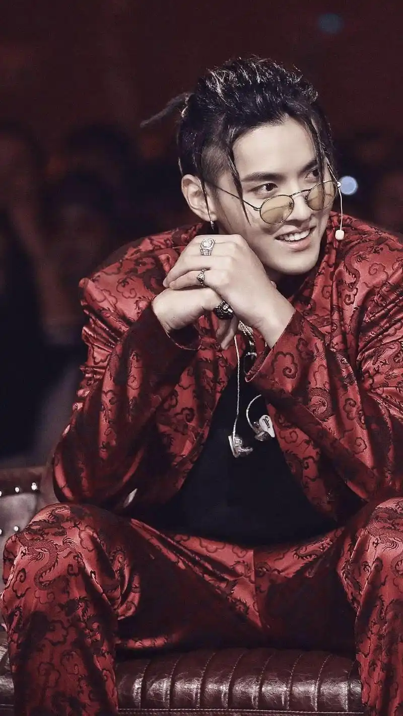 吴亦凡《中国有嘻哈》帅气手机壁纸图片