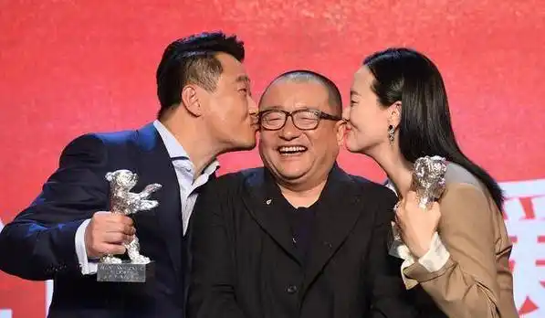 在19年和王源饰演父子《地久天长》电影中,精湛的演技把人物演得活灵