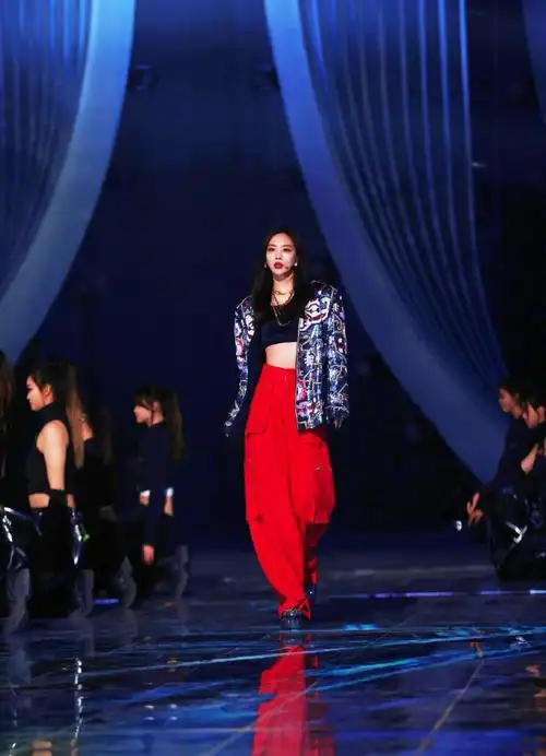 王霏霏跨年一镜到底迷宫舞台好绝##王霏霏stalker舞台