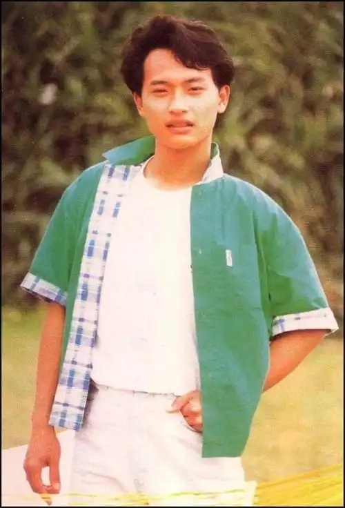 陈志朋再现难以理解的时尚半身西装戴黑纱现身舞台成功抢镜