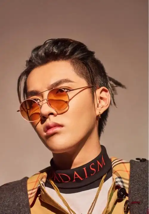 吴亦凡2017生日会海报曝光:戴墨镜,搭配菠萝头,嘻哈范十足