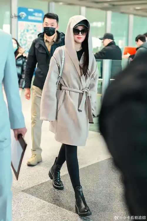 刘亦菲叠戴帽子##刘亦菲戴了两个帽子#刘亦菲从巴黎回国的机场照