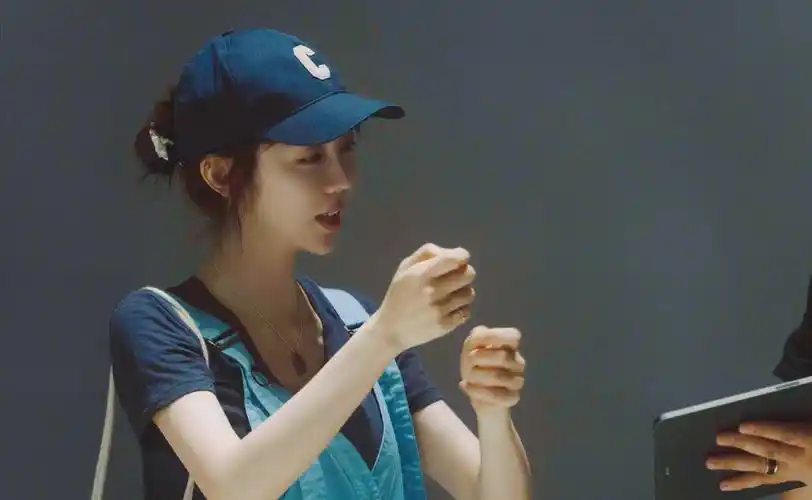 身穿泳装的姜妍尽显3d魔鬼身材瑜伽健身照更加惹火