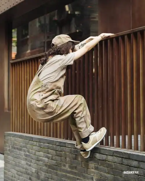 想让摄影师拍下我攀爬时帅气的身姿 结果镜头里我的动作全笨拙无比