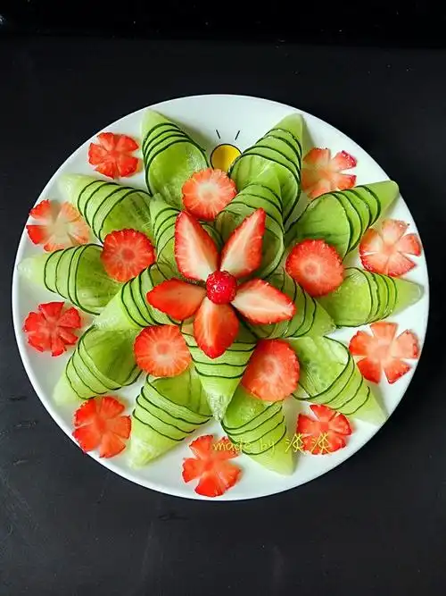 淡淡小小厨做的创意黄瓜盘饰摆盘拼盘(有小裙子)