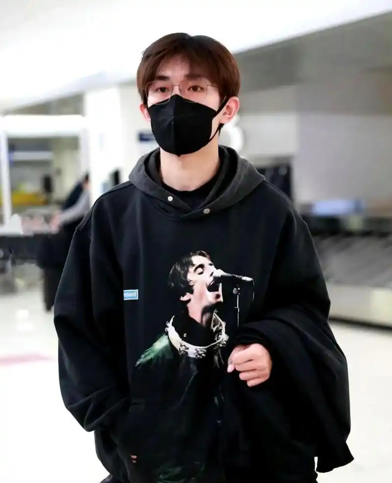 易烊千玺戴上金丝框眼镜,帅气造型惊艳全场!