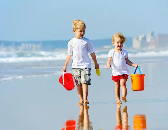 我是一只小绵羊:我们家就是妹妹说话比我们父母说话好使,我们让他放学