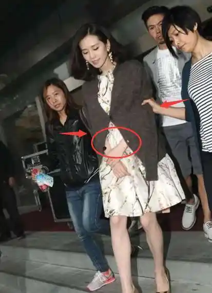 这就让网友们不由的猜测刘诗诗是否已经怀孕,一时间网上