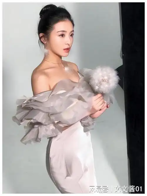 张含韵36岁童颜熟韵,奶欲女神魅力不减!