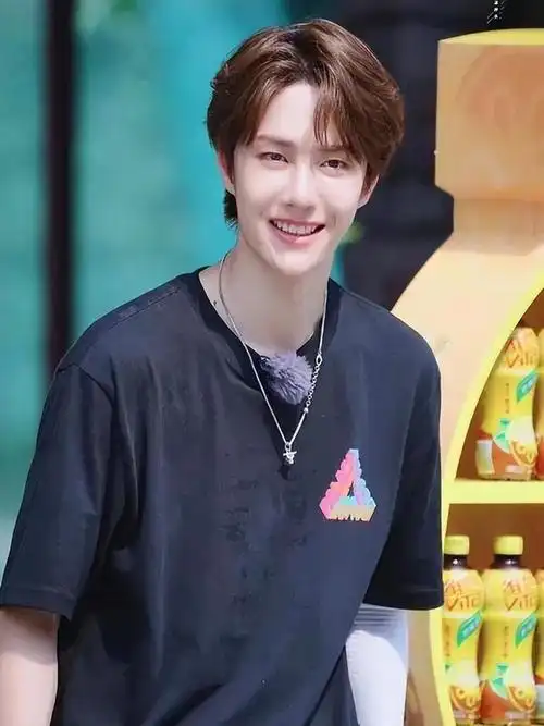 王一博早在11岁时参加了一场街舞大赛,凭借出色的表现引起了月华的