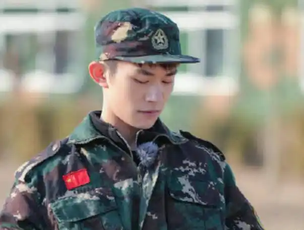 易烊千玺太嫩撑不起军装当他换上作战服后男生都心动的怦怦跳