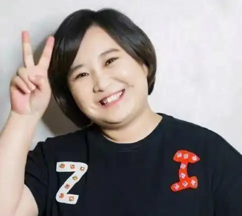 贾玲大波浪和高马尾太美了!2042岁颜值变化,3段热辣滚烫人生