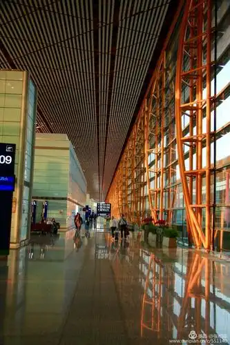 宽敞明亮的首都机场候机大厅