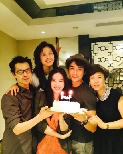 宋承宪为刘亦菲庆生刘妈妈素颜出镜