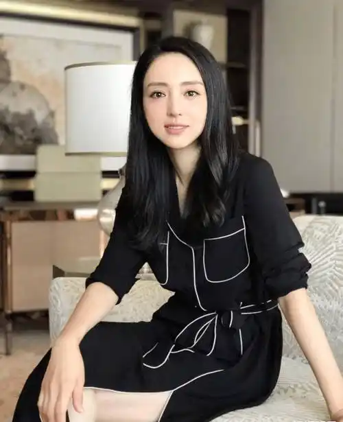 曾经大红大紫,现在圈里销声匿迹,靠给微商代言赚钱?_董璇_高云翔_因为