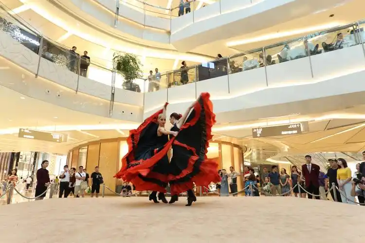 夏日鎏光艺术月 艺术家商场内上演深戈艳丽狂想曲|表演艺术家_新浪