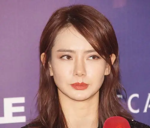 戚薇脸要垮,近镜脸部肌肉线条扭曲,网友:离开ps还能活?