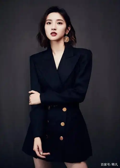 唐艺昕穿黑色西装裙大秀美腿雪肤玉貌太性感撩人