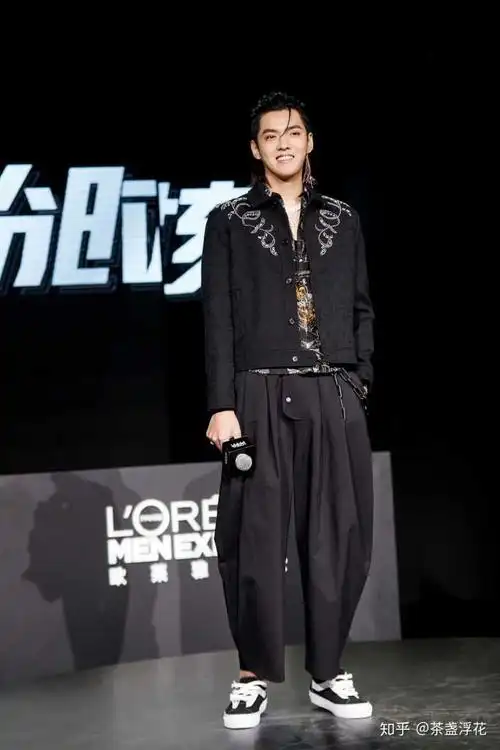 求问各位鲵们有没有吴亦凡正脸全身照啊!