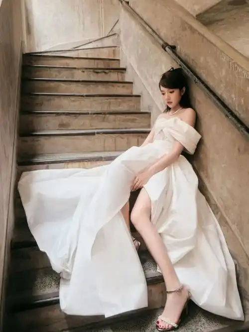 苏晓彤白色抹胸纱裙清新亮相,优美身材尽显