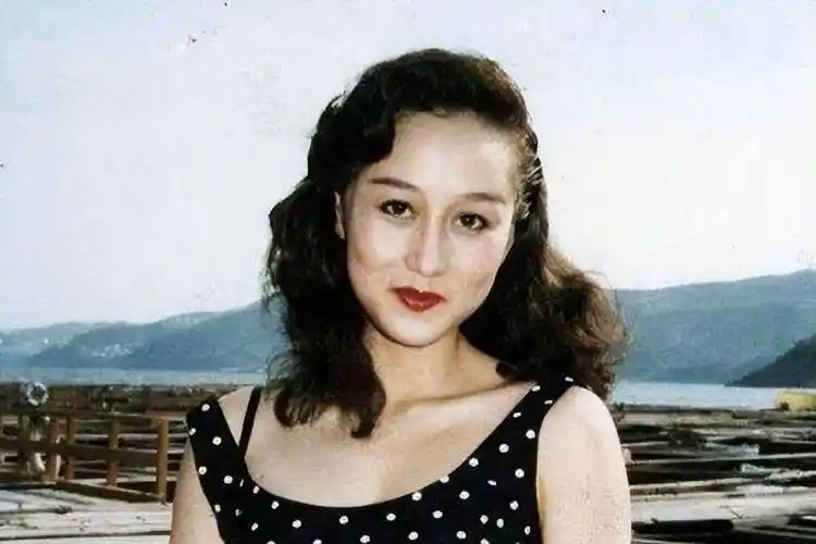 李连杰晒妻子近照,61岁利智衰老似奶奶,62岁黄秋燕依旧美艳动人_功夫