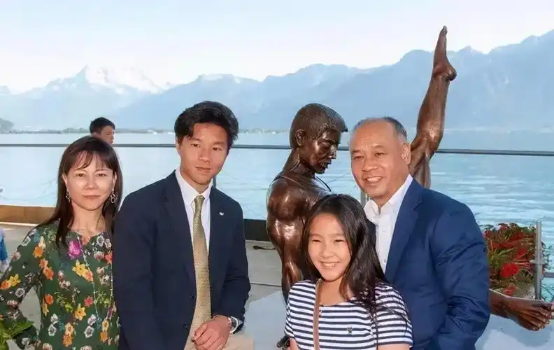 李宁虽然老的有点快,但妻子的颜值仍然不见老,不仅有气质还优雅